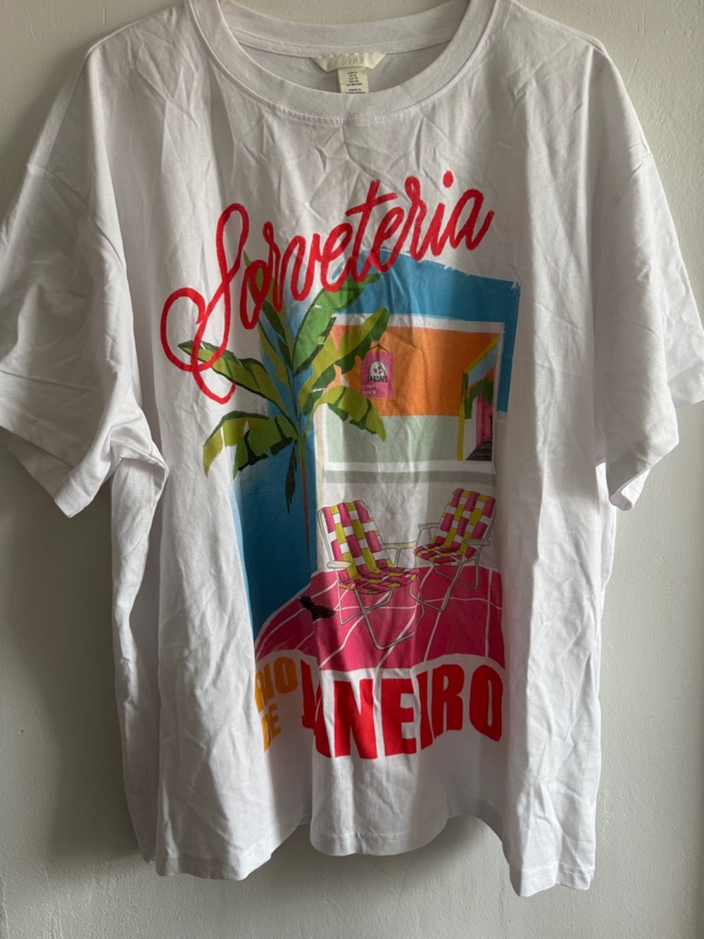 White Graphic Tee with Tropical Sorveteria Print